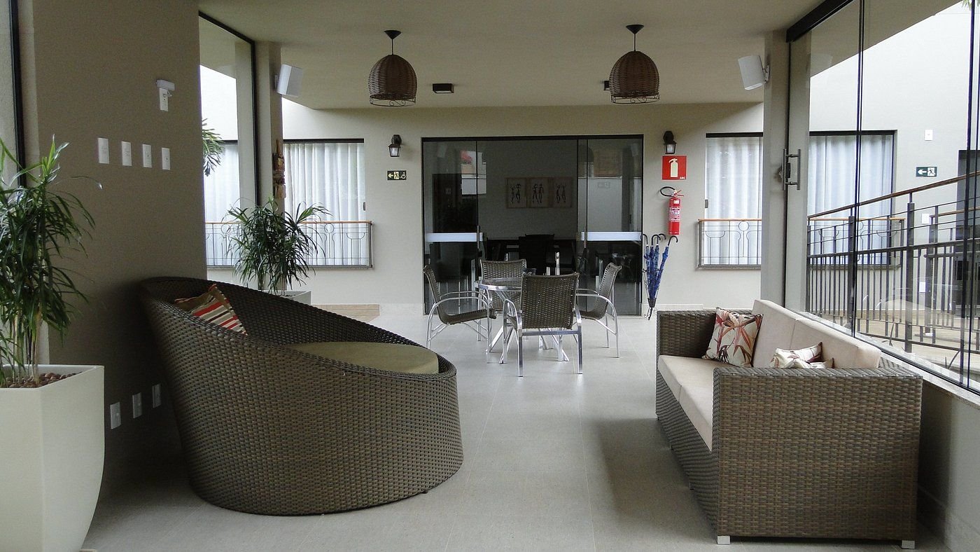 Lounge coberto com móveis de fibra